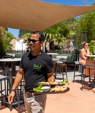 Campingplatz La Sirène - Bars und Restaurants - Service von asiatischen Gerichten im Restaurant Le Bambou