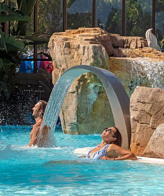 Camping la Sirène - Parc aquatique - Piscine détente - Avec lits bouillonnants, jets d’hydro massage, cascades et bancs d’hydrothérapie.