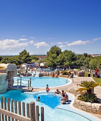 Camping Le Bois de Valmarie - Espace aquatique avec vue sur la mer Méditerranée
