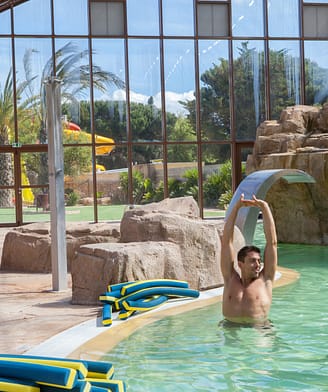 Camping la Sir&egrave;ne - Activit&eacute;s et animations - Couple au cours d\'aquagym