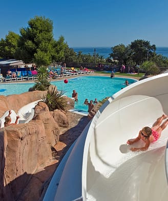 Camping Le Bois de Valmarie - Espace aquatique - Enfants dans les toboggans aquatique