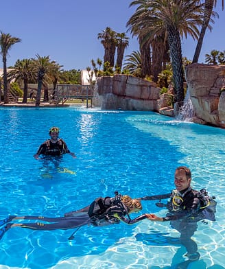 Camping La Sirène - Actividades y animaciones - Clase de submarinismo en la piscina