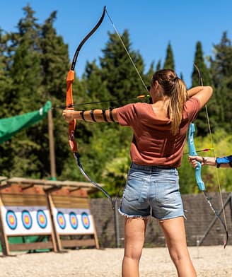 Camping la Sir&egrave;ne - Activit&eacute;s et animations - Couple faisant du tir &agrave; l\'arc