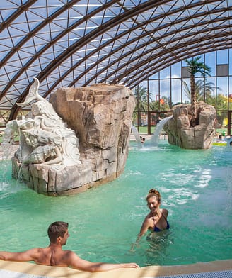 Camping la Sir&egrave;ne - Parc aquatique - Couple dans la piscine couverte