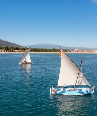 Sirène Holidays - Bateaux catalans le long de la côté méditerranéenne