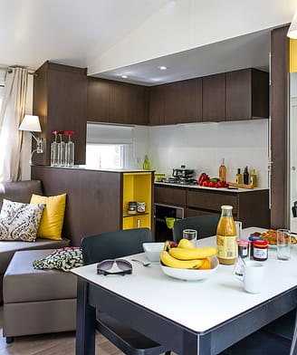 Campingplatz La Sirène - Mietunterkünfte - Sirène 3 Luxe - 6 Personen - 3 Zimmer - Wohnzimmer / Küche