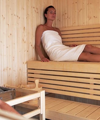 Camping Le Bois de Valmarie - Espacio bienestar - Pareja en la sauna