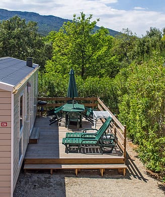 Camping le Bois de Valmarie - H&eacute;bergements - Sir&egrave;ne 2 - 4 personnes - 2 chambres - Ext&eacute;rieur