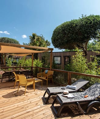 Camping la Sirène - Hébergements - Lodge 2 - 4 personnes - 2 chambres - Séjour et terrasse