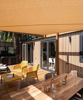 Camping la Sir&egrave;ne - H&eacute;bergements - Lodge 2 - 4 personnes - 2 chambres - S&eacute;jour et terrasse