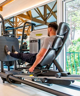 Camping Le Bois de Valmarie - Salle Fitness - Couple pratiquant la musculation