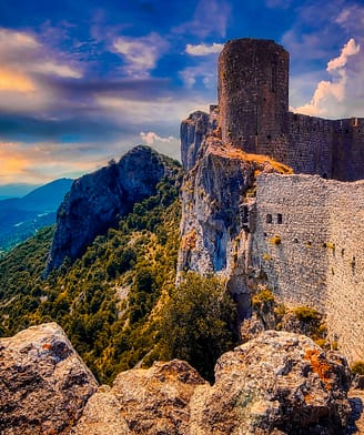 Un ch&acirc;teau m&eacute;di&eacute;val en ruine en Languedoc Roussillon, France, l\'un des c&eacute;l&egrave;bres ch&acirc;teaux cathares pr&egrave;s de la fronti&egrave;re espagnole &copy;Shutterstock