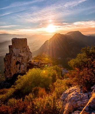 Vieux château aux couleurs de l\'automne : Coucher de soleil pris dans le Pays Cathare la veille de la dernière éclipse de lune.