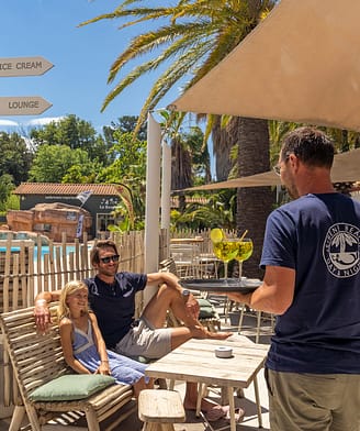 Camping la Sir&egrave;ne - Bars et restaurants - Homme et sa fille &agrave; la terrasse du Sir&egrave;ne Beach et serveur avec 2 boissons