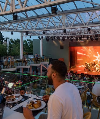 Camping la Sir&egrave;ne - Bars et restaurants - Sir&egrave;ne Arena - Couple dinant &agrave; un diner spectacle