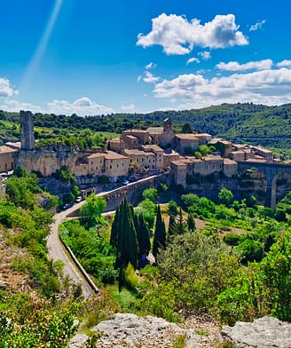 Panorama sur le village médiéval de Minerve, sud de la France.