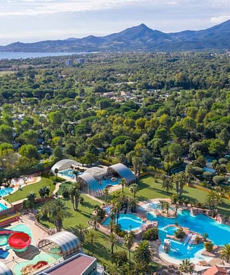 Vue aérienne du parc aquatique chauffé du camping La Sirène à Argelès-sur-Mer, l\'un des plus grands complexes aquatiques en camping en France.