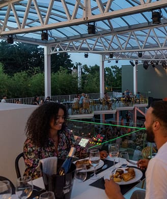 Camping la Sirène - Bars et restaurants - Sirène Arena - Couple dinant à un diner spectacle