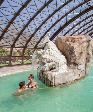 Camping la Sir&egrave;ne - Parc aquatique - Couple dans la piscine couverte