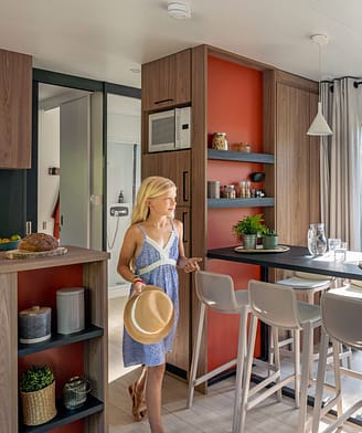 Camping la Sir&egrave;ne - Enfant &agrave; l\'int&eacute;rieur d\'un mobil home