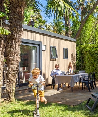 Camping la Sir&egrave;ne - Famille &agrave; la terrasse de leur mobile home
