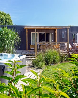 Camping Les Mouettes - Hébergements - Cottage Natura Premium avec spa, 6 personnes, 3 chambres, 2 salles de bain - terrasse avec spa