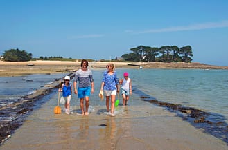 Les Mouettes - Ile Callot - Kind - Familie überquert die Straße die zur Ile Callot führt im Wasser