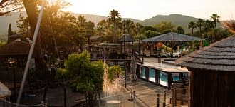 Campeggio Les Tournels: Villaggio - Vista delle capanne della spa e delle piscine al tramonto