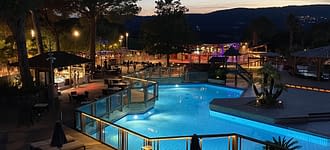 Campeggio Les Tournels: Parco acquatico - Vista di notte