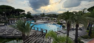 Campeggio Les Tournels: Parco acquatico - Vista aerea del solarium e delle piscine