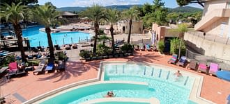 Camping les Tournels : Spa- Vue des bassins extérieurs