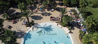 Camping les Tournels : Vue aérienne de la piscine