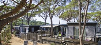 Camping les Tournels : Cottage 8 personnes L'Oustaloun - Vue de la terrasse