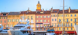 Campeggio Les Tournels: Il glamour di Saint Tropez - Case sul mare e vista della chiesa