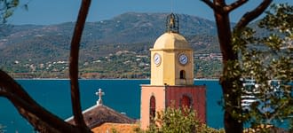 Camping les Tournels : Glamour en bandoulière à Saint-Tropez - Vue de l'église Notre -Dame de L'assomption