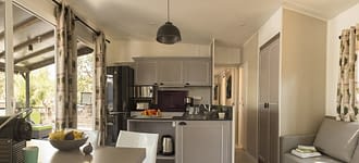 Campingplatz Les Tournels: Cottage 4 Personen L‘Oustaloun - Wohnbereich und Küche