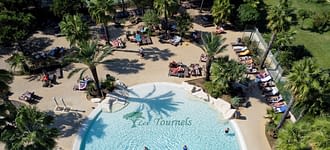 Camping les Tournels : Espace aquatique - Vue aérienne des piscines et du solarium