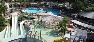 Camping les Tournels : Espace aquatique avec toboggans et pataugeoire