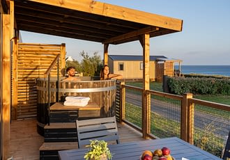 Les Terrasses de Kersiny - Der Campingplatz und die Dienstleistungen - Terrasse einer Unterkunft mit eigenem Whirlpool