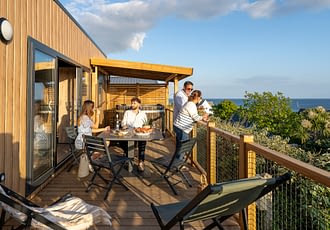 Les Terrasses de Kersiny - Camping vue mer Bretagne - Vue d'une grande terrasse d'un hébergement premium