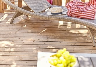 Camping les Tournels : Cottage Provence - Terrasse avec transats