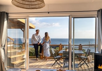 Les Terrasses de Kersiny - Le camping et les services - Vue d'une location et de sa terrasse