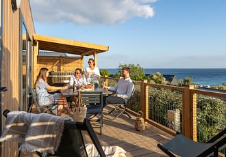 Les Terrasses de Kersiny - Le camping et les services - Terrasse d'une location avec vue sur la mer
