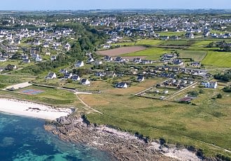 Les Terrasses de Kersiny - Camping vue mer Bretagne - Vue aérienne de la plage de sable blanc