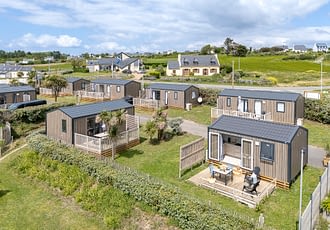 Les Terrasses de Kersiny - Camping vue mer Bretagne - Vue aérienne des locations premium avec vue mer