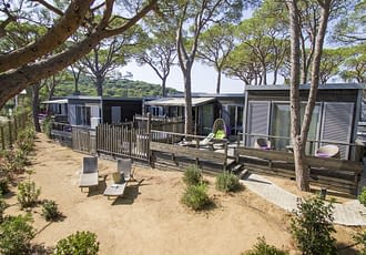 Camping les Tournels : Cottage 8 personnes L'Oustaloun - Vue de la terrasse