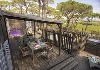 Camping les Tournels : Cottage 8 personnes L'Oustaloun - Terrasse avec spa privatif