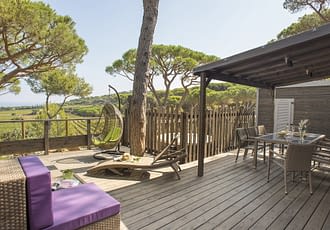 Camping les Tournels : Cottage 8 personnes L'Oustaloun - Terrasse avec vue sur le domaine viticole