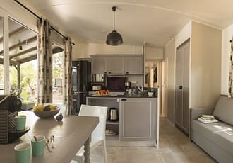 Camping les Tournels : Cottage 8 personnes L'Oustaloun - Salon