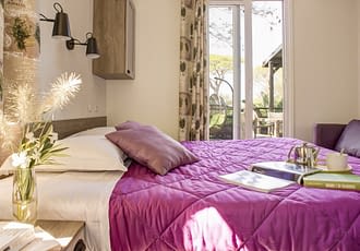 Camping les Tournels : Cottage 8 personnes L'Oustaloun - Chambre avec lit double